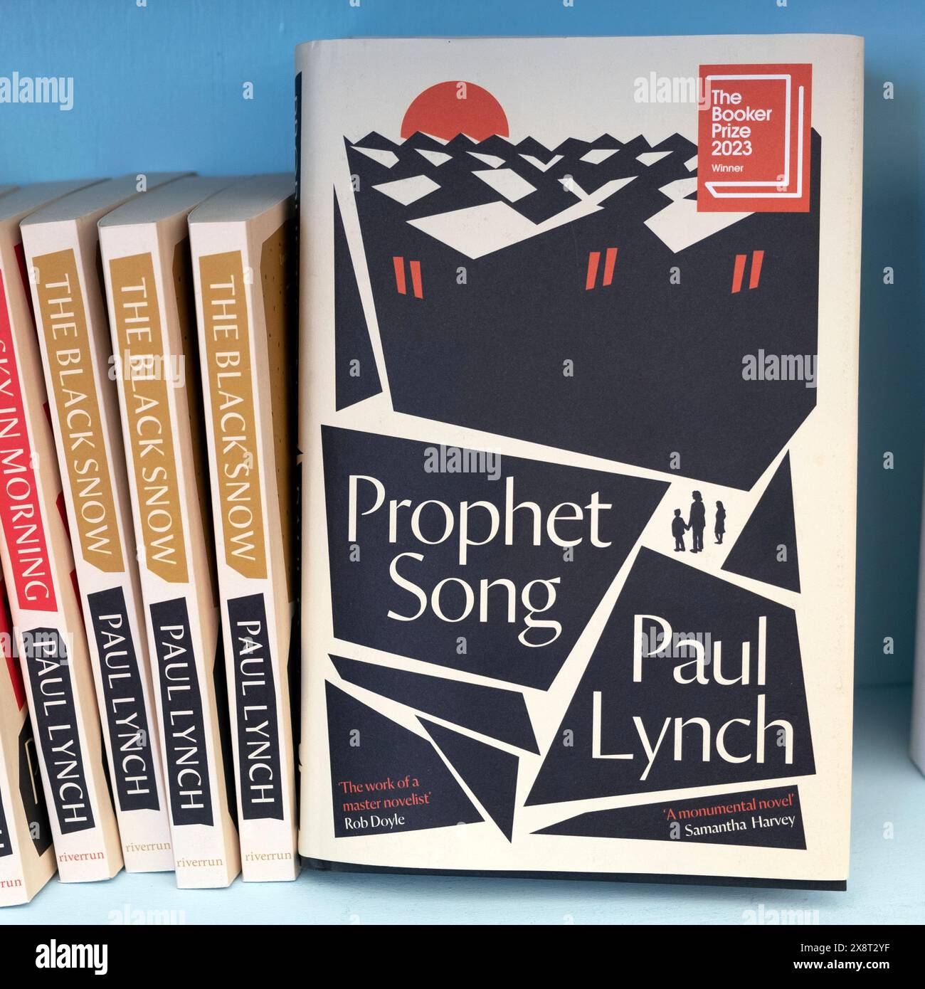 Copertina del libro irlandese del vincitore del Booker Prize Prophet Song dello scrittore Paul Lynch nella libreria Hay Festival Hay-on-Wye Wales UK KATHY DEWITT 2023 Foto Stock