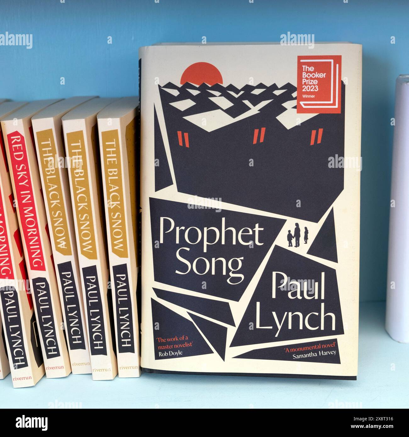 Copertina del libro irlandese del vincitore del Booker Prize Prophet Song dello scrittore Paul Lynch nella libreria Hay Festival Hay-on-Wye Wales UK KATHY DEWITT 2023 Foto Stock