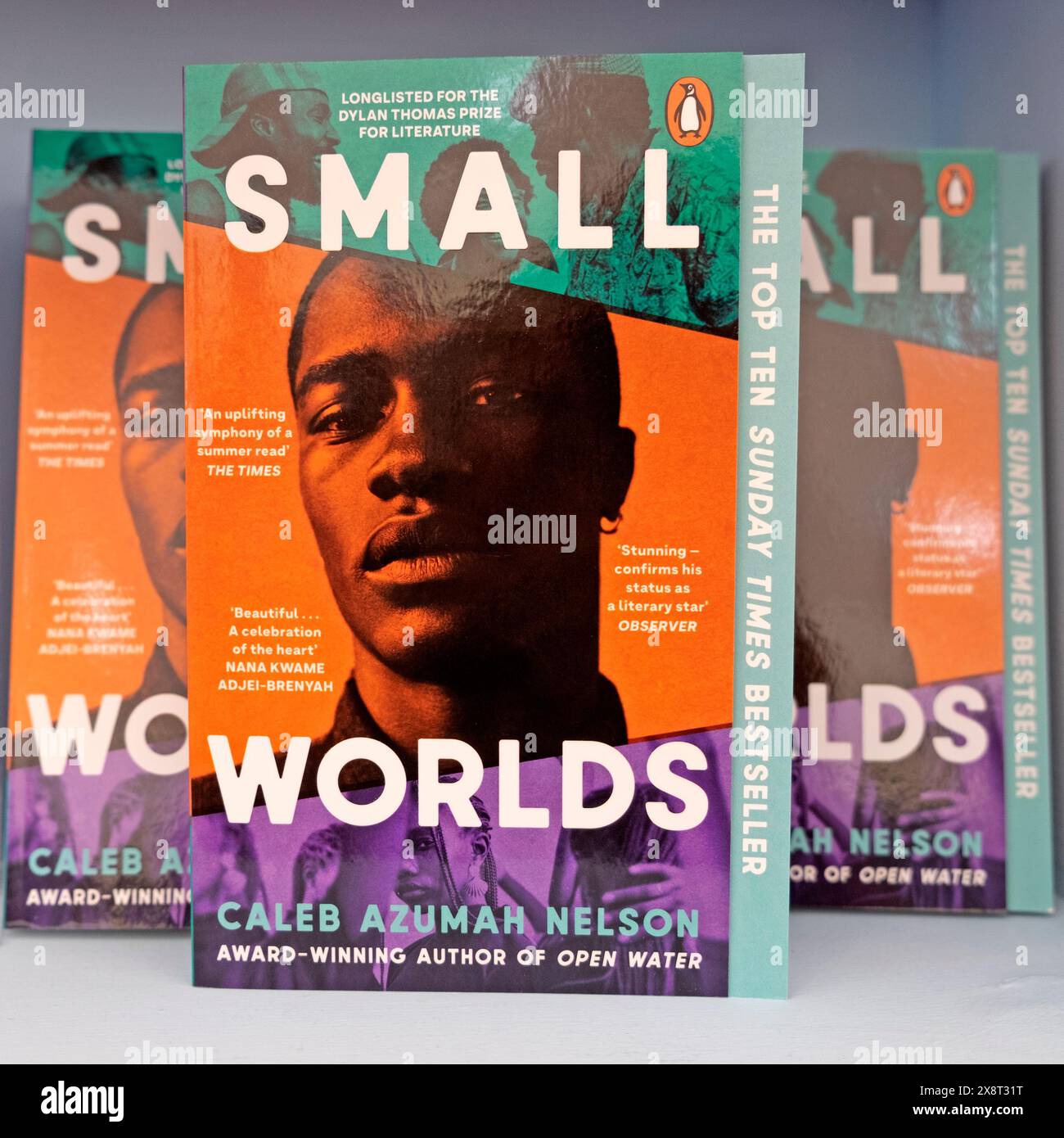 L'autore britannico del ghanese Caleb Azumah Nelson libro "Small Worlds" Dylan Thomas vincitore del premio 2024 Hay Festival shop Hay-on-Wye Wales UK KATHY DEWITT Foto Stock