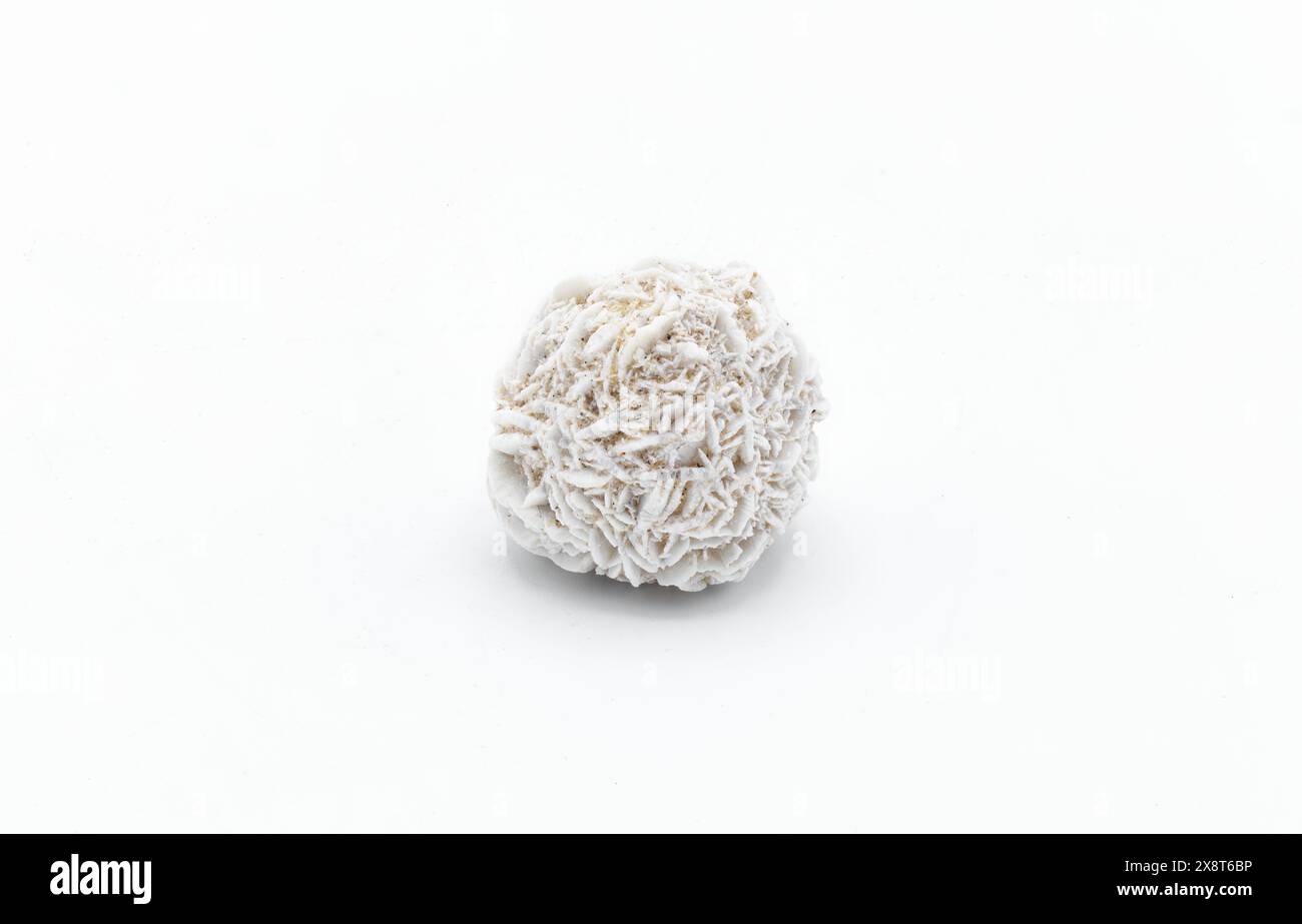rosa come formazione di gruppi di cristallo di minerale di gesso. desert rose una singola palla isolata su sfondo bianco. Bellissimo fiore della natura fatto Foto Stock