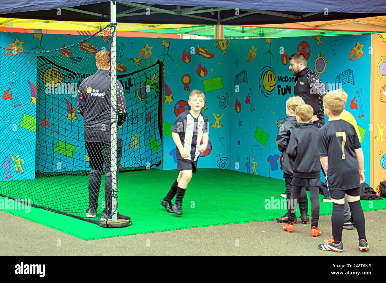 Glasgow, Scozia, Regno Unito. 27 maggio 2024: Il McDonalds Fun Football era in città in george Square, con il gigante dell'hamburger che offriva divertimento per i bambini. Credit Gerard Ferry/Alamy Live News Foto Stock