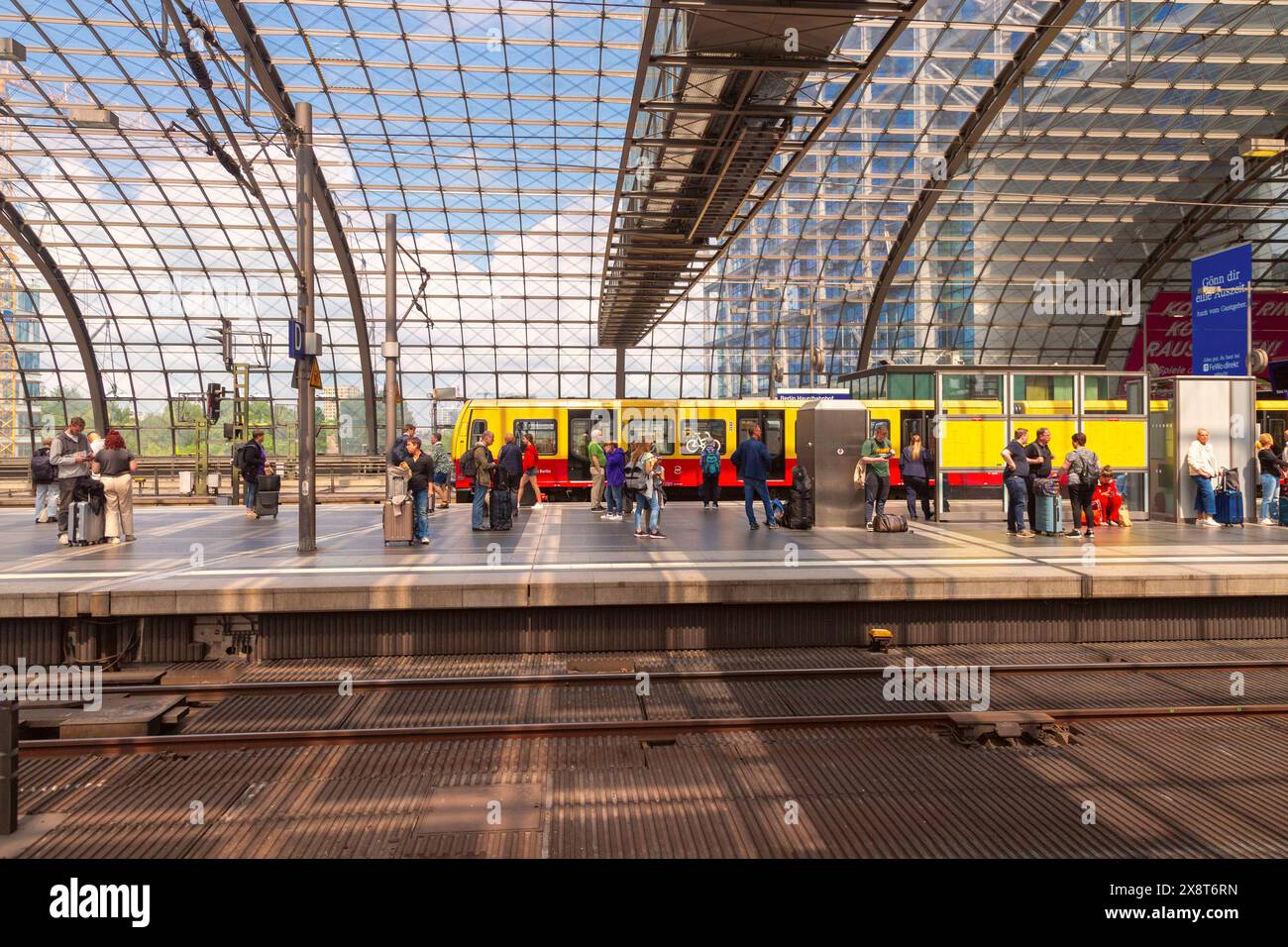 Berlino, Germania - 25 maggio 2024: Passeggeri e turisti sui binari della stazione centrale Hauptbahnhof. Foto Stock