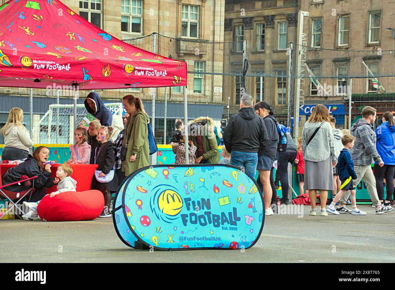 Glasgow, Scozia, Regno Unito. 27 maggio 2024: Il McDonalds Fun Football era in città in george Square, con il gigante dell'hamburger che offriva divertimento per i bambini. Credit Gerard Ferry/Alamy Live News Foto Stock