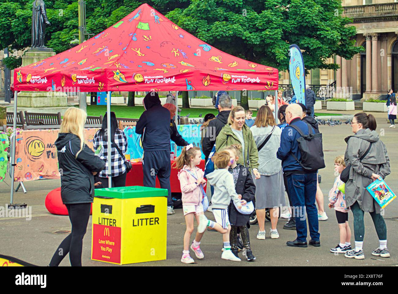 Glasgow, Scozia, Regno Unito. 27 maggio 2024: Il McDonalds Fun Football era in città in george Square, con il gigante dell'hamburger che offriva divertimento per i bambini. Credit Gerard Ferry/Alamy Live News Foto Stock