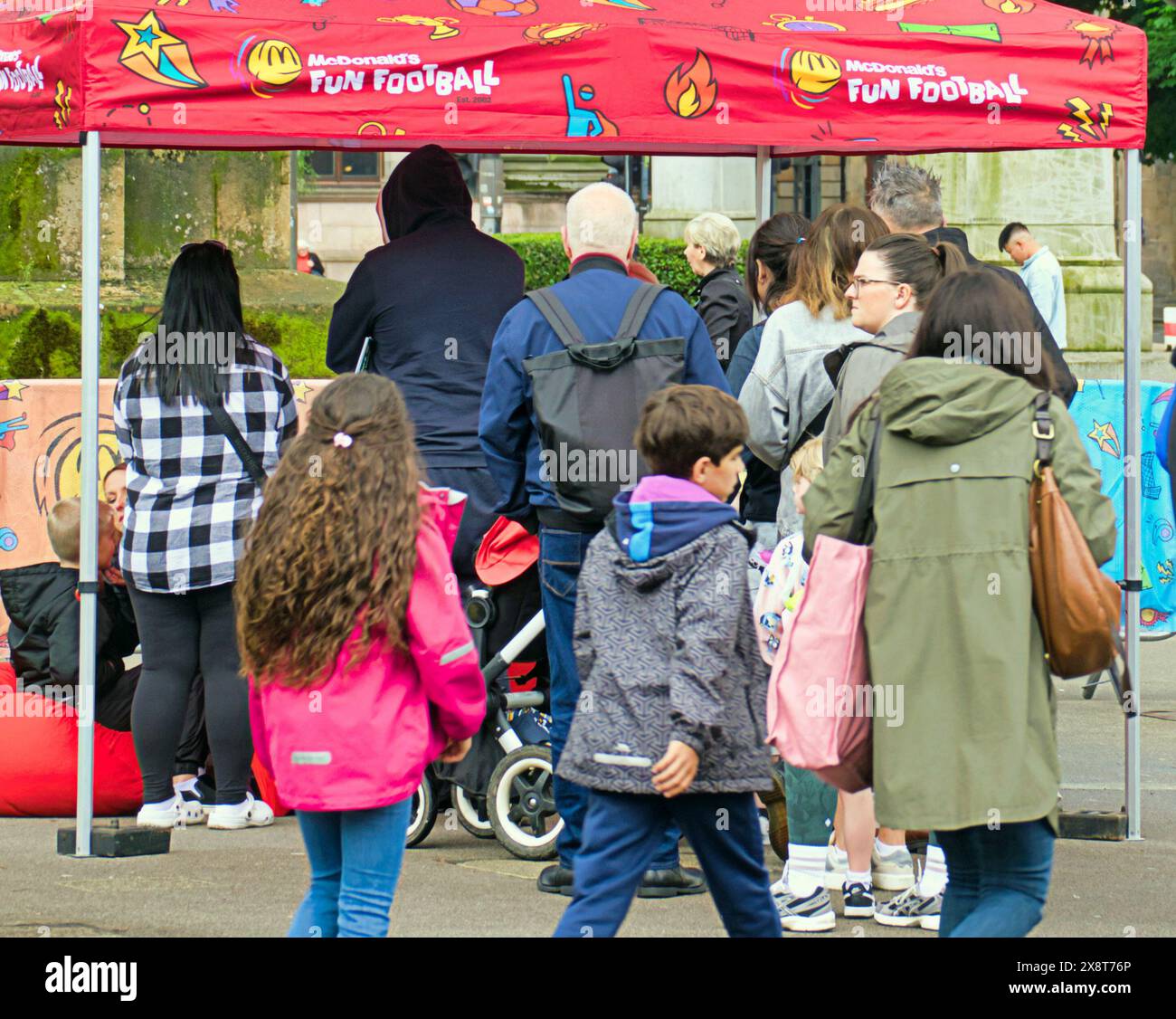 Glasgow, Scozia, Regno Unito. 27 maggio 2024: Il McDonalds Fun Football era in città in george Square, con il gigante dell'hamburger che offriva divertimento per i bambini. Credit Gerard Ferry/Alamy Live News Foto Stock