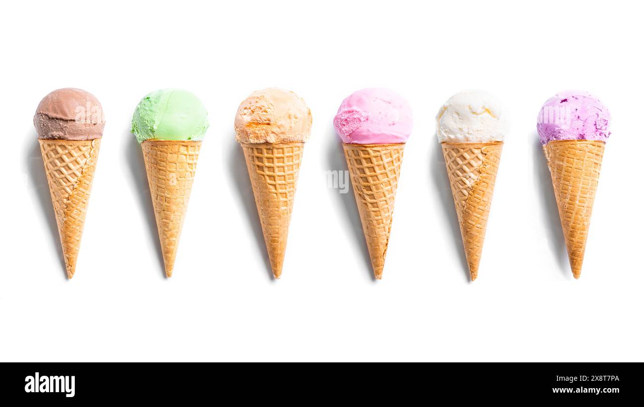 Set di vari misurini per gelato in coni per waffle isolati su sfondo bianco. Assortimento di gelati, elemento di design. Foto Stock