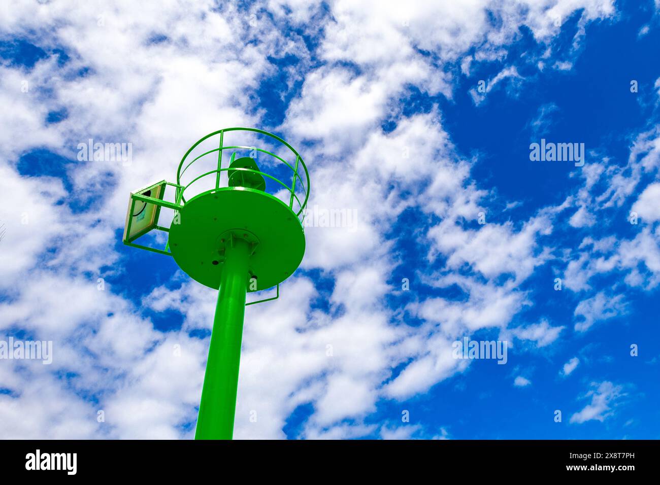 Faro verde sulla riva del mare Foto Stock