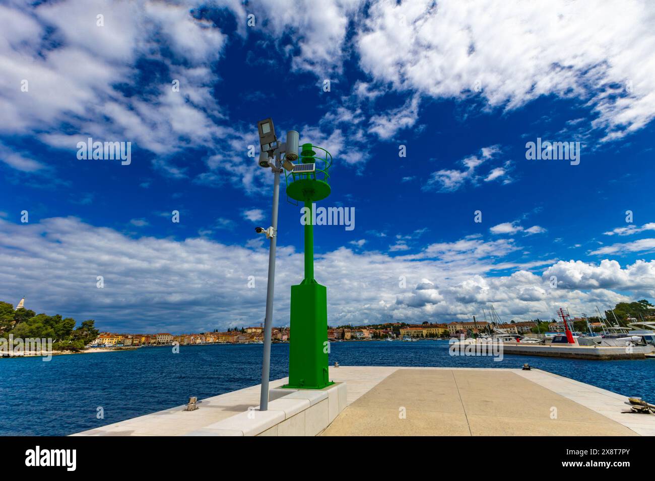Faro verde sulla riva del mare Foto Stock