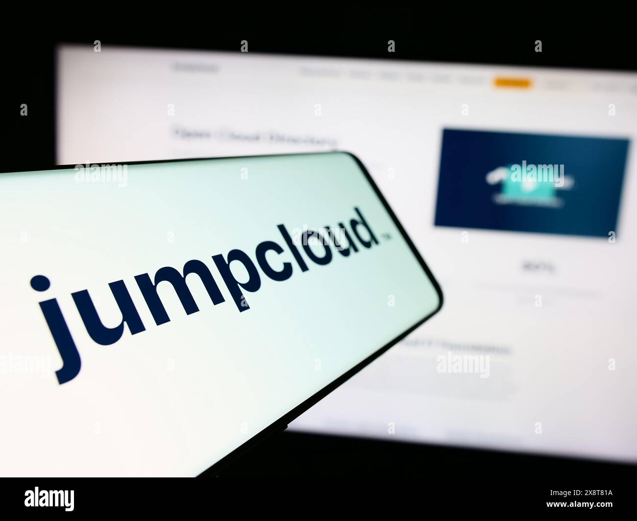 Smartphone con logo della società americana di software cloud JumpCloud Inc. Davanti al sito Web aziendale. Mettere a fuoco la parte sinistra del display del telefono. Foto Stock