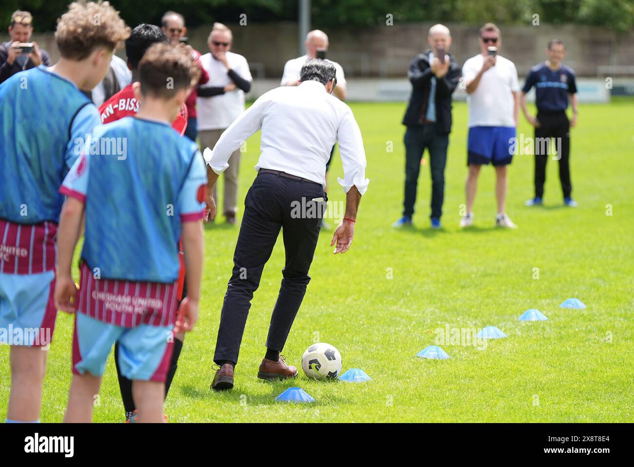 Il primo ministro Rishi Sunak durante la sua visita al Chesham United Football Club, mentre era sulla pista delle elezioni generali. Data foto: Lunedì 27 maggio 2024. Foto Stock