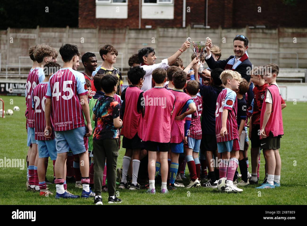 Il primo ministro Rishi Sunak durante la sua visita al Chesham United Football Club, mentre era sulla pista delle elezioni generali. Data foto: Lunedì 27 maggio 2024. Foto Stock