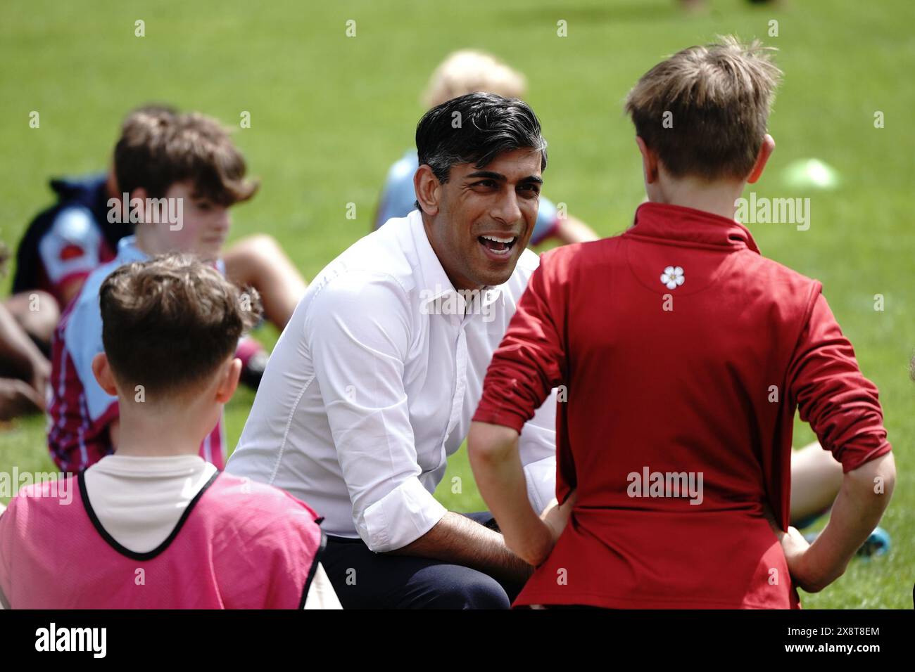 Il primo ministro Rishi Sunak durante la sua visita al Chesham United Football Club, mentre era sulla pista delle elezioni generali. Data foto: Lunedì 27 maggio 2024. Foto Stock