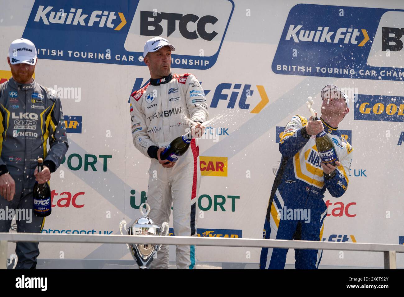 Colin Turkington con Josh Cook e Ash Sutton spruzzano champagne Round 4 Brands Hatch Indy durante il BTCC British Touring Car Championship a Brands ha Foto Stock