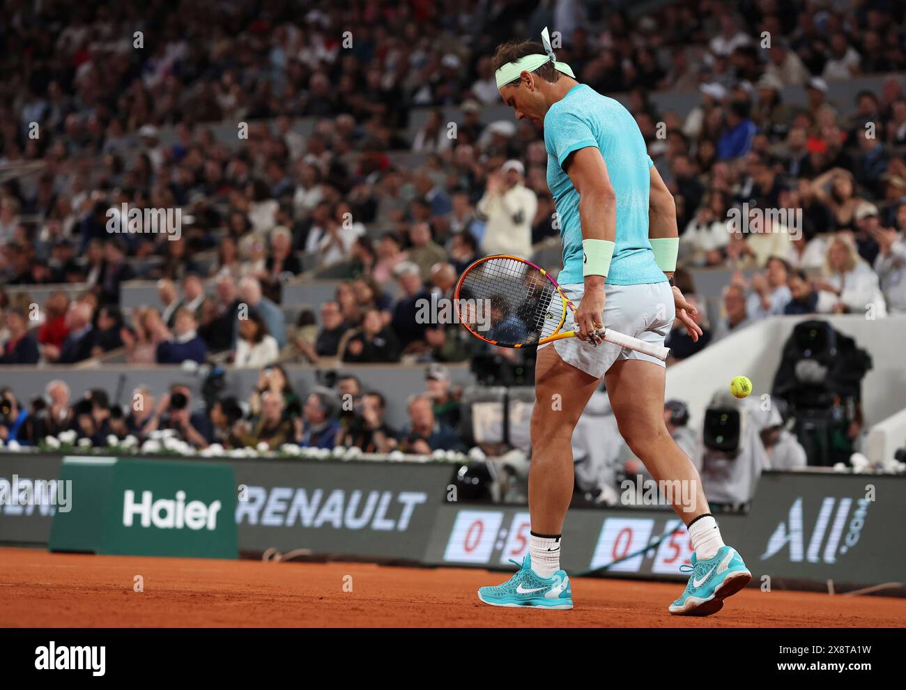 Parigi, Francia. 27 maggio 2024. Rafael Nadal di Spagna si prepara a combattere contro Alexander Zverev della Germania durante la partita del primo turno maschile al torneo di tennis Open di Francia al Roland Garros, Parigi, Francia, 27 maggio 2024. Crediti: Gao Jing/Xinhua/Alamy Live News Foto Stock