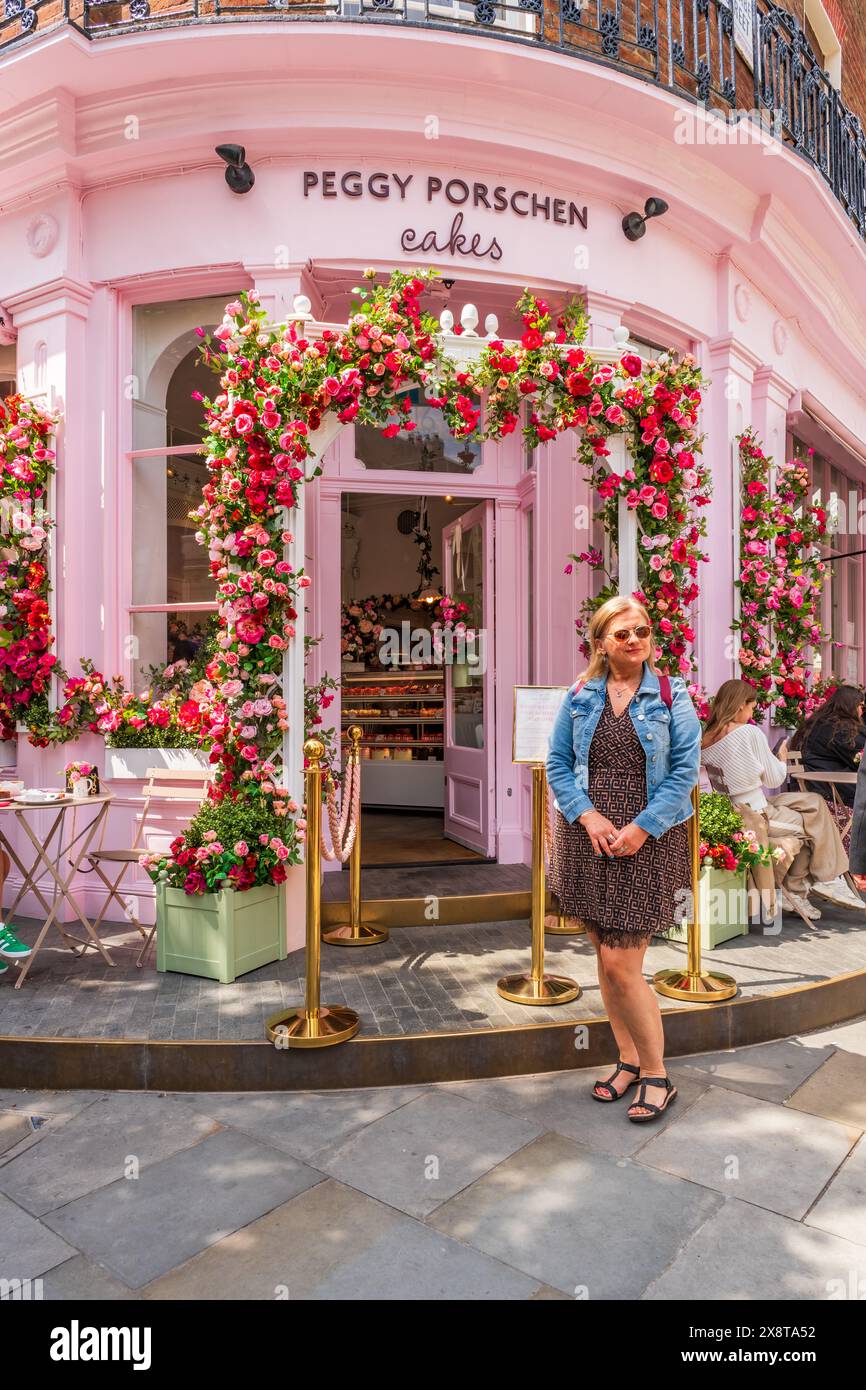 LONDRA, Regno Unito - 25 MAGGIO 2024: Il panificio Peggy Porschen a Belgravia è decorato con una spettacolare esposizione floreale per la mostra floreale Chelsea in Bloom Foto Stock