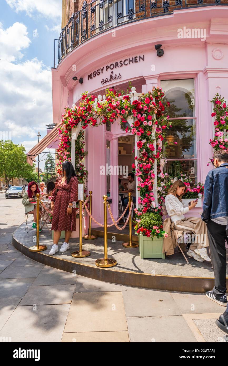 LONDRA, Regno Unito - 25 MAGGIO 2024: Il panificio Peggy Porschen a Belgravia è decorato con una spettacolare esposizione floreale per la mostra floreale Chelsea in Bloom Foto Stock