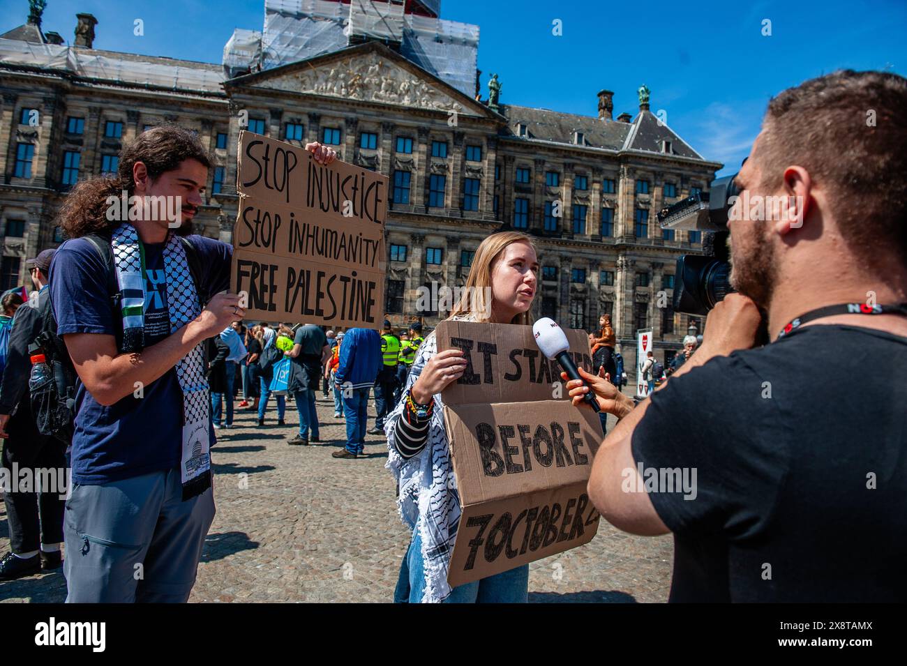 11 maggio, Amsterdam. Diverse organizzazioni pro-palestinesi hanno tenuto una manifestazione durante il 76 ° anniversario del Nakba Day nel centro di Amsterdam. Migliaia di persone hanno chiesto un cessate il fuoco nella Striscia di Gaza, dove il bilancio delle vittime palestinesi degli attacchi israeliani in corso è salito a 34.789, le autorità sanitarie di Gaza hanno dichiarato in una dichiarazione stampa. Foto Stock