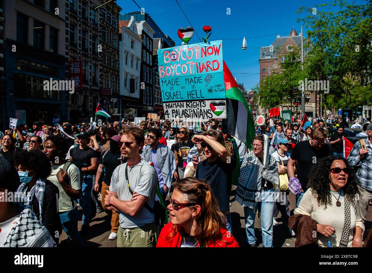 11 maggio, Amsterdam. Diverse organizzazioni pro-palestinesi hanno tenuto una manifestazione durante il 76 ° anniversario del Nakba Day nel centro di Amsterdam. Migliaia di persone hanno chiesto un cessate il fuoco nella Striscia di Gaza, dove il bilancio delle vittime palestinesi degli attacchi israeliani in corso è salito a 34.789, le autorità sanitarie di Gaza hanno dichiarato in una dichiarazione stampa. Foto Stock