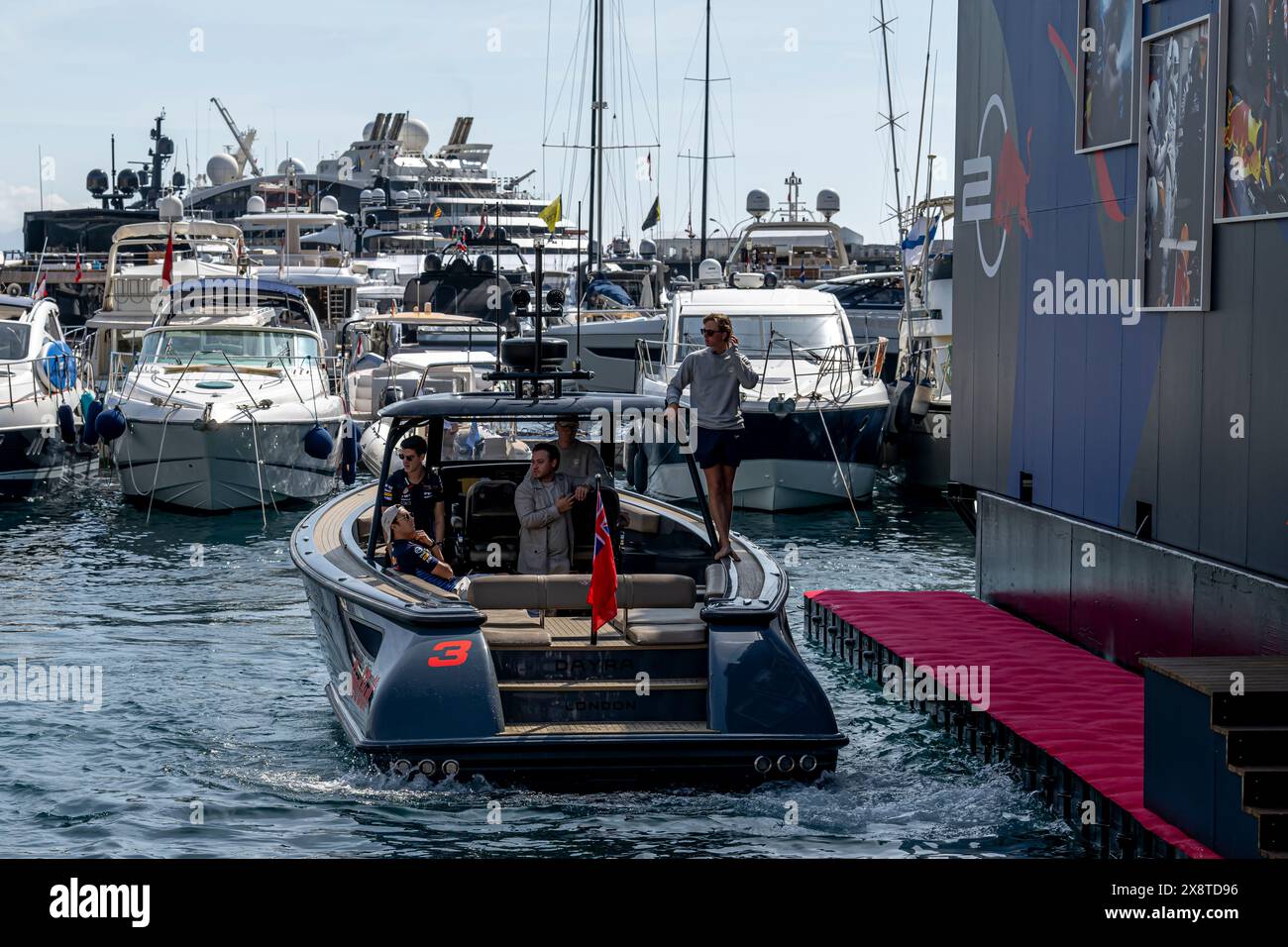 Monte Carlo, Monaco, maggio 26, Sergio Perez, dal Messico gareggia per la Red Bull Racing. Giorno della gara, ottavo round del campionato di Formula 1 2024. Crediti: Michael Potts/Alamy Live News Foto Stock