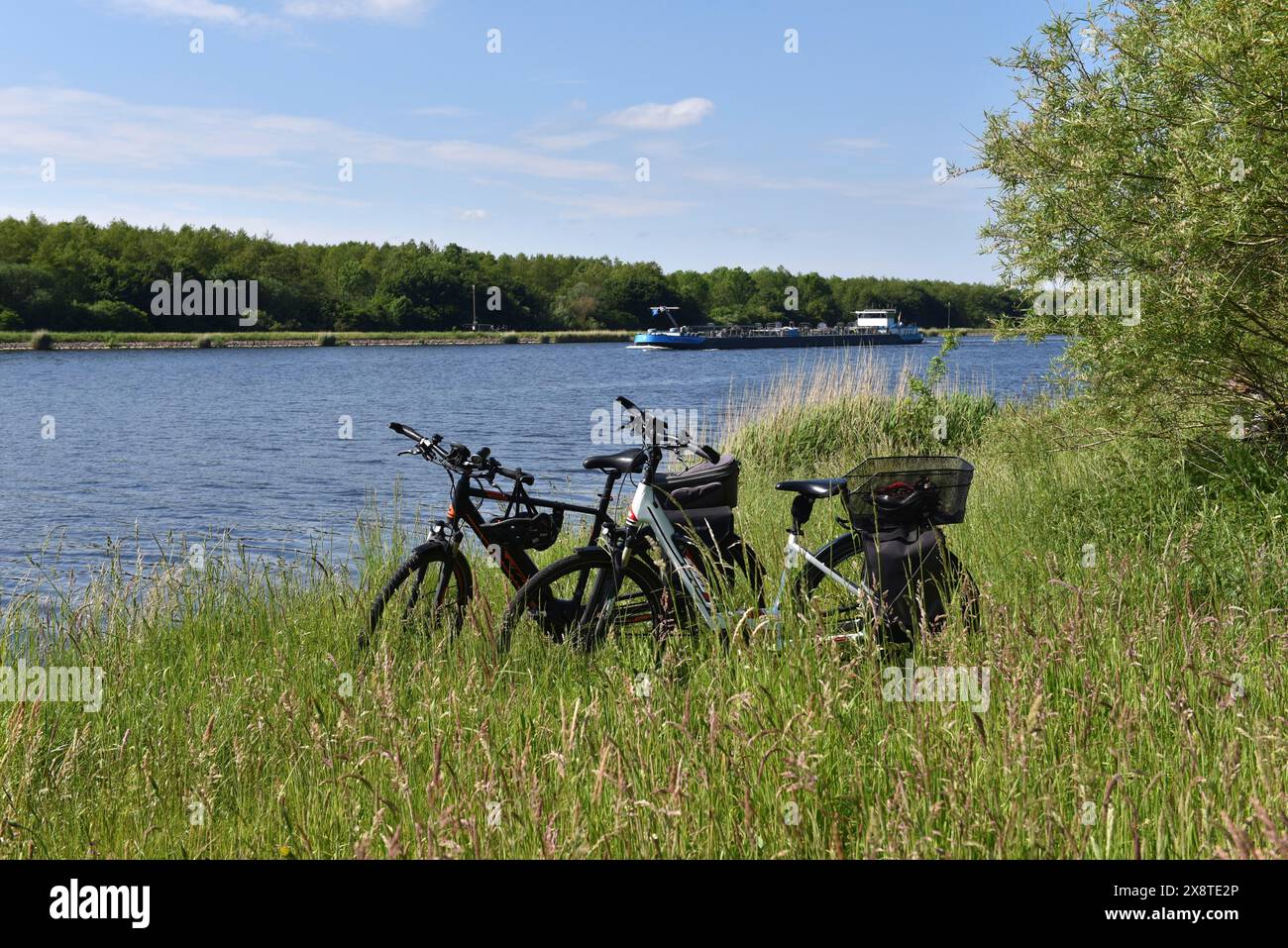 Pedalando lungo il canale di Kiel, Kiel, Schleswig-Holstein, Germania Foto Stock