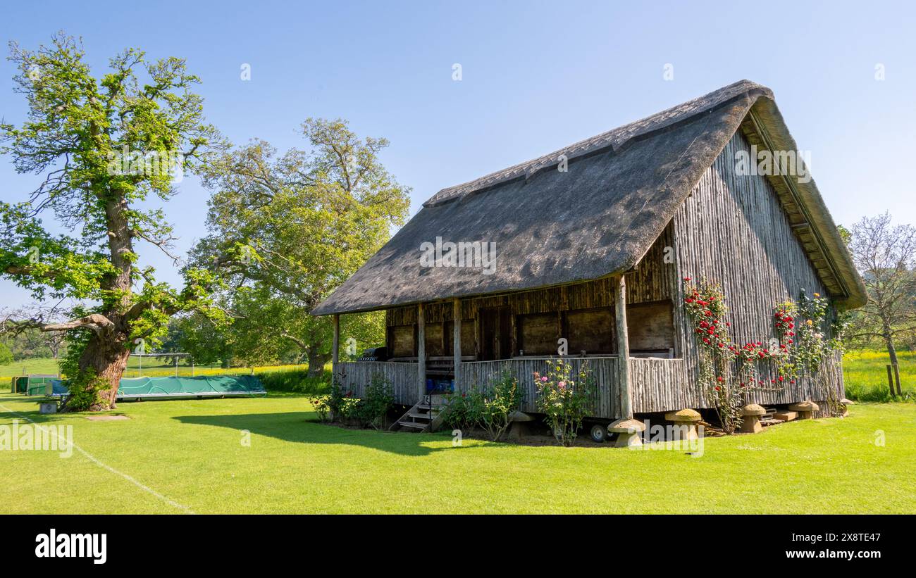 Vecchio Cricket Pavillion con tetto in paglia, Stanway, Gloucestershire Foto Stock