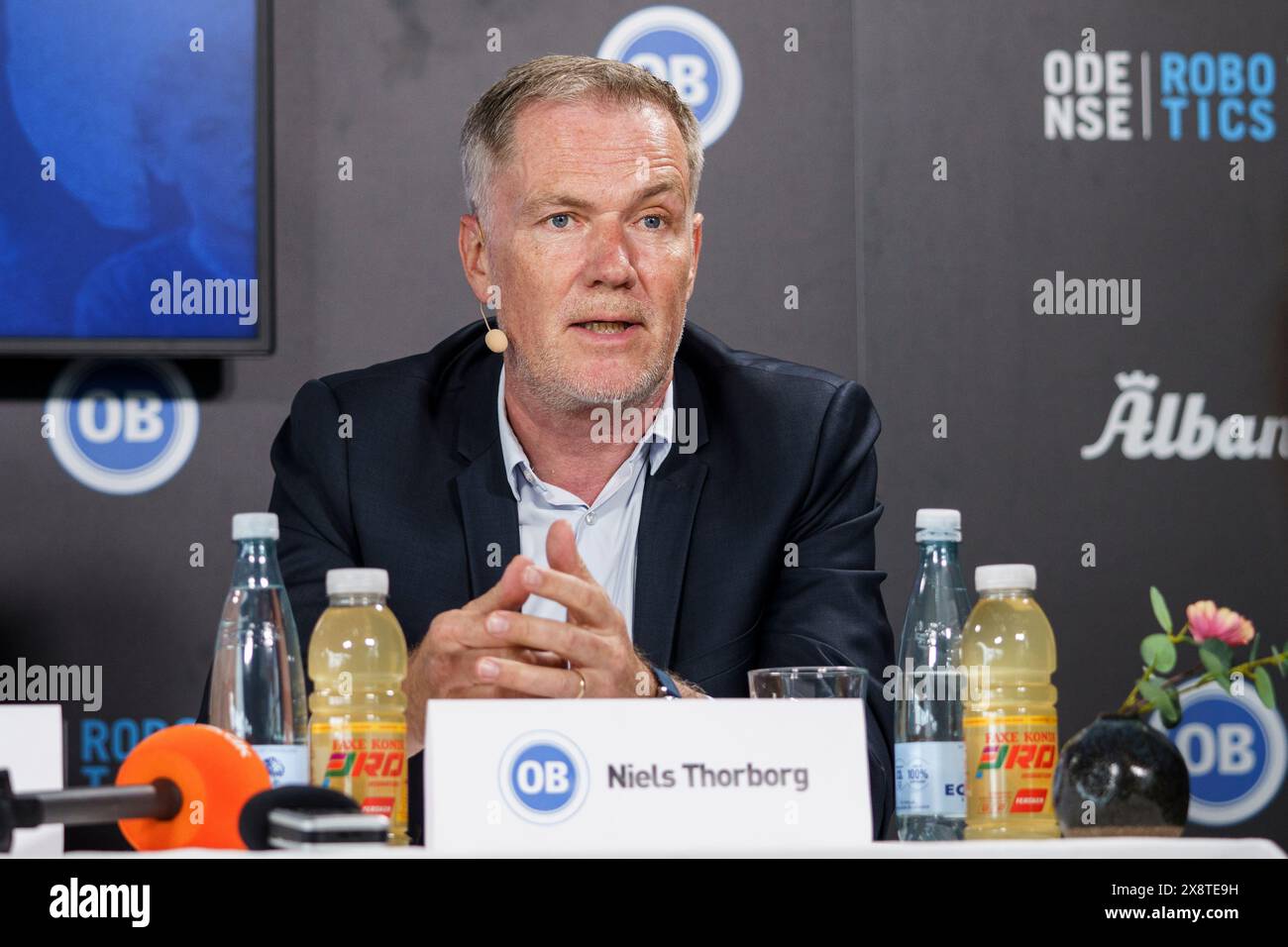 Odense, Danimarca. 27 maggio 2024. Troels Bech viene presentato come nuovo direttore dello sport in una conferenza stampa al Nature Energy Park di Odense. Qui sul podio si vede Niels Thorborg, proprietario di Odense Sport & Event. (Photo Credit: Gonzales Photo/Alamy Live News Foto Stock