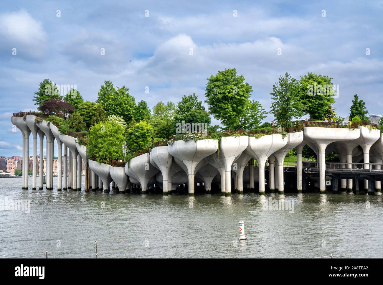 New York, NY - US - 19 maggio 2024 Little Island al Pier 55, un'isola artificiale e un parco pubblico, progettato da Heatherwick Studio, all'interno del fiume Hudson Foto Stock