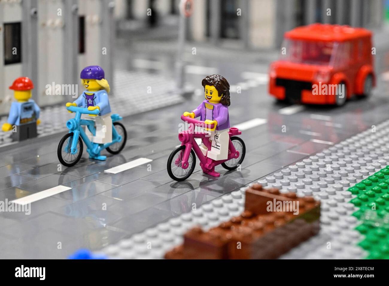 Personaggio LEGO con bicicletta Foto Stock