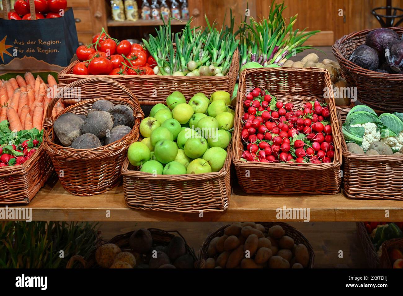 Cesti con frutta immagini e fotografie stock ad alta risoluzione - Alamy
