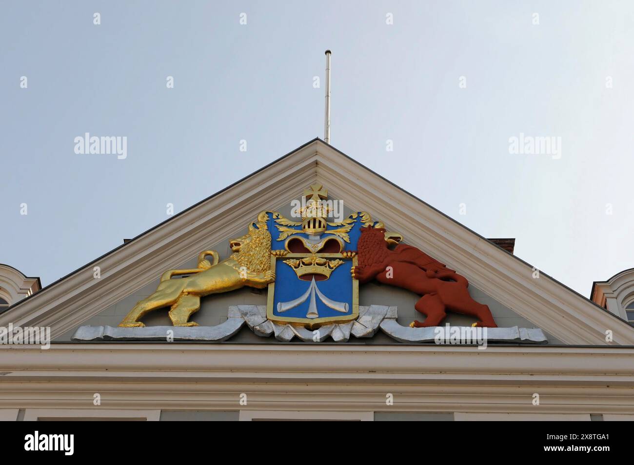 Nikolaikirche, città anseatica di Stralsund, Meclemburgo-Vorpommern, Germania, Europa, Artful stemma su un edificio, decorato con figure animali Foto Stock