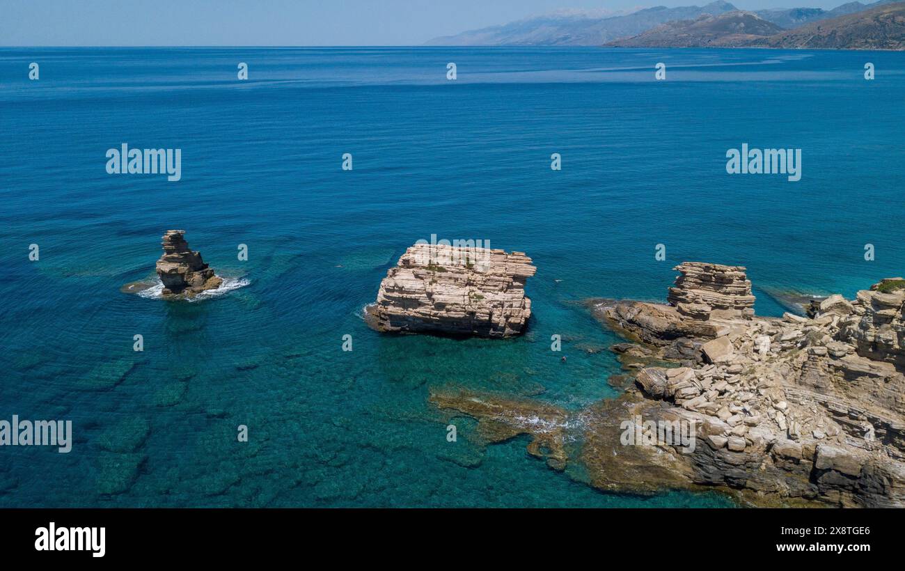 Veduta aerea della destinazione turistica Triopetra, tre scogli rocciosi del paesaggio sulla costa sud della costa libica del Mediterraneo di Creta, Triopetra Foto Stock
