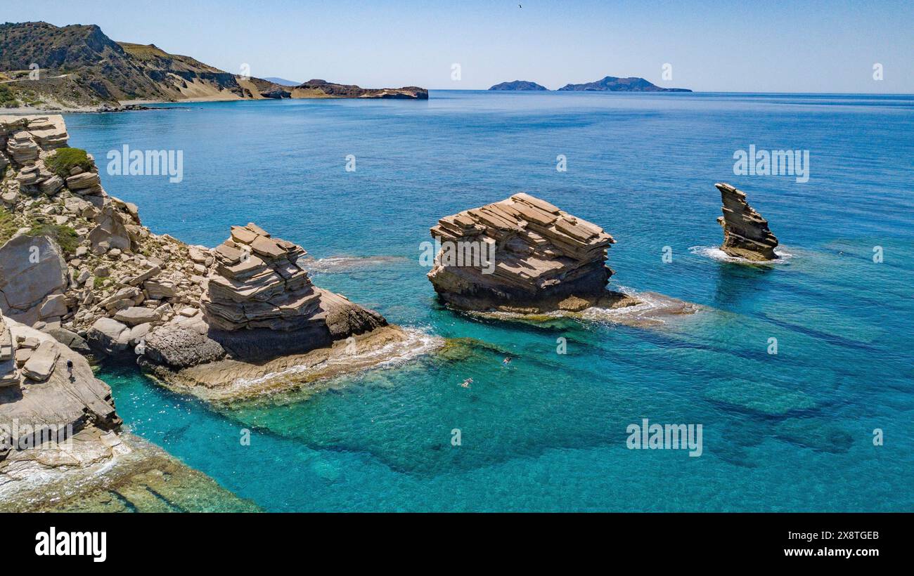 Veduta aerea della destinazione turistica Triopetra, tre scogli rocciosi del paesaggio sulla costa sud della costa libica del Mediterraneo di Creta, Triopetra Foto Stock