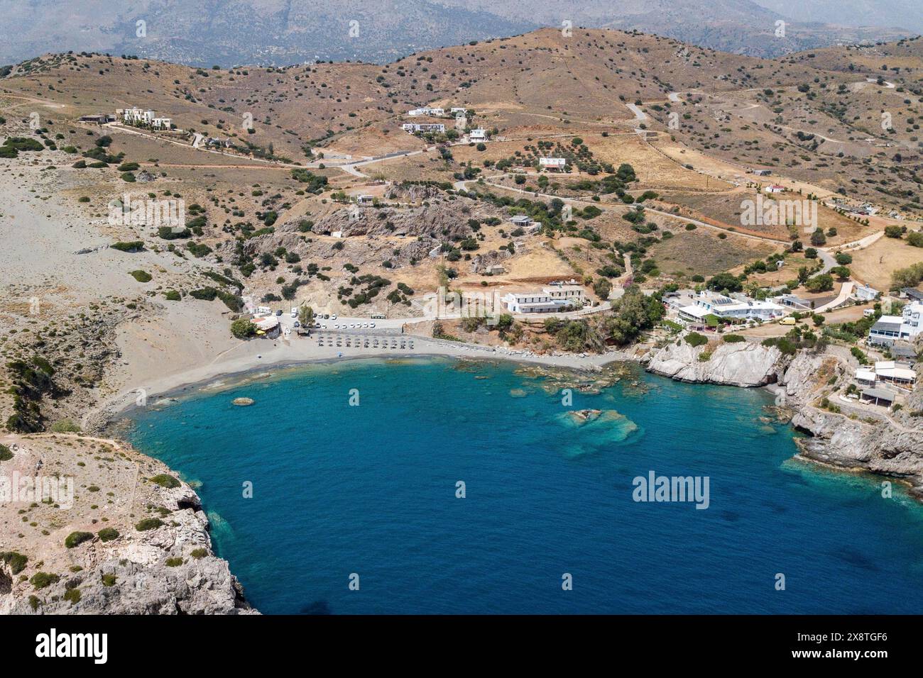 Veduta aerea della piccola baia con la piccola idilliaca spiaggia di sabbia di Agios Pavlos sulla costa meridionale dell'isola di Creta sul Mar Mediterraneo libico, Agios Pavlos Foto Stock