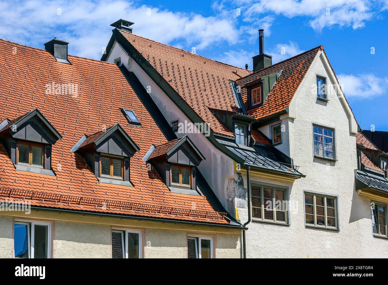 Tetto piastrellato con timpani a punta e finestre dormitori, Kempten, Allgaeu, Baviera, Germania Foto Stock