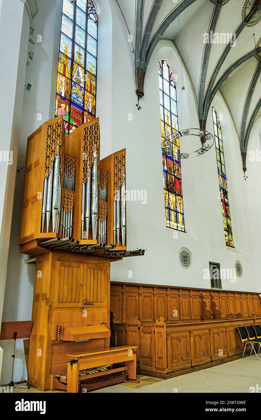 Bancarelle di organo laterale e coro, Chiesa di San Mang, Kempten, Allgaeu, Baviera, Germania Foto Stock