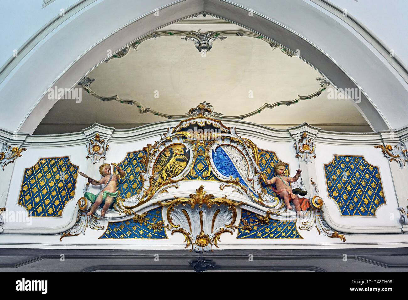 Galleria con stucco e rilievo con putti, Chiesa di S. Mang, Kempten, Allgaeu, Baviera, Germania Foto Stock