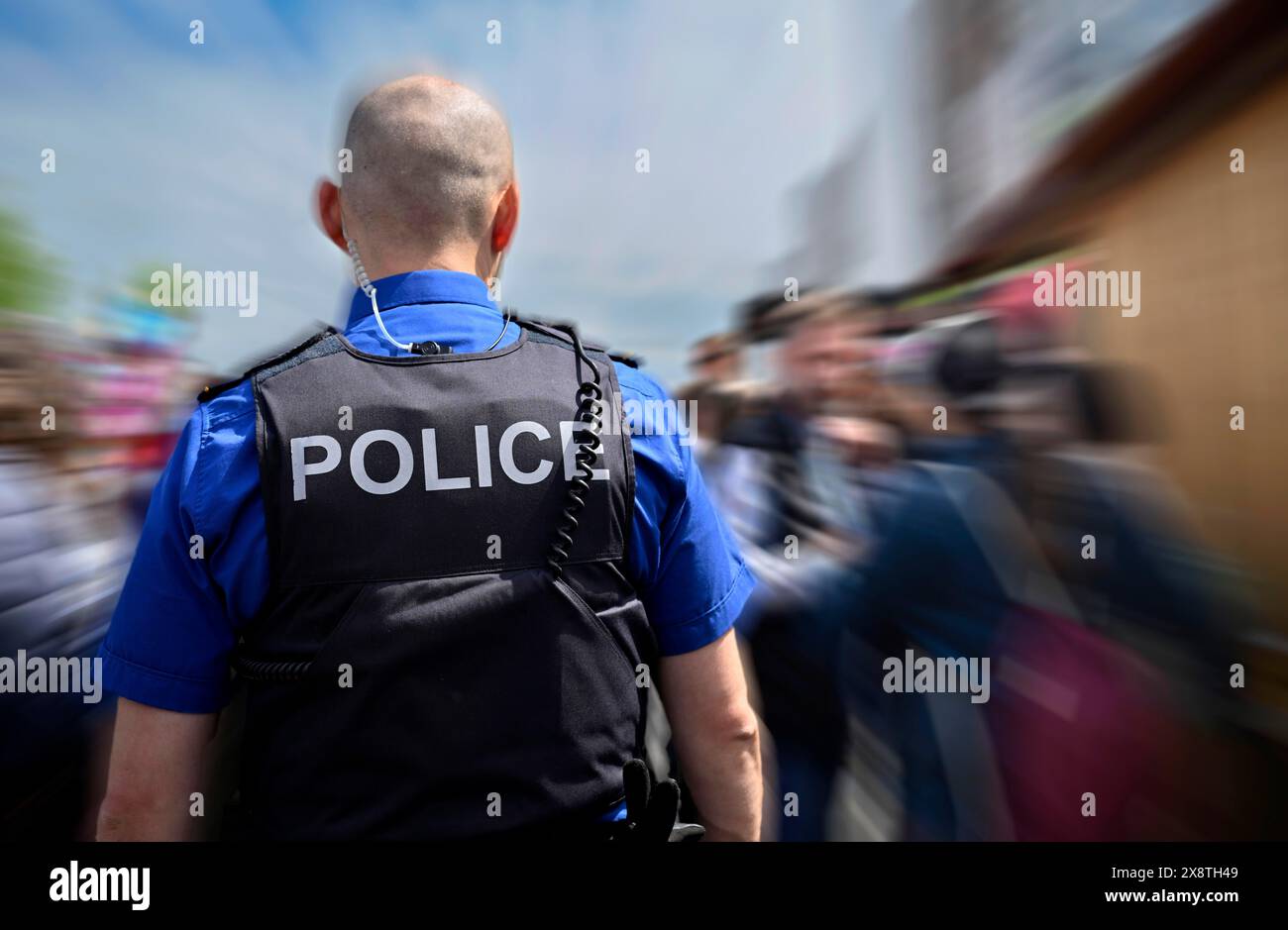 Agente di polizia di pattuglia Foto Stock