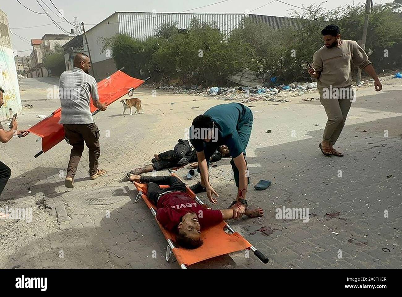 Rafah, Gaza. 27 maggio 2024. Le persone trasportano le vittime dei bombardamenti israeliani a Rafah, nella parte meridionale della Striscia di Gaza, lunedì 27 maggio 2024. L'attentato di ieri ha ucciso 45 persone, tra cui bambini, dopo che gli aerei israeliani hanno bombardato le tende dei palestinesi sfollati che vivono nei pressi dei magazzini dell'Agenzia delle Nazioni Unite per il soccorso e l'occupazione per i rifugiati palestinesi (UNRWA) di Rafah. Foto di Kuwait Hospital Office/UPI Credit: UPI/Alamy Live News Foto Stock