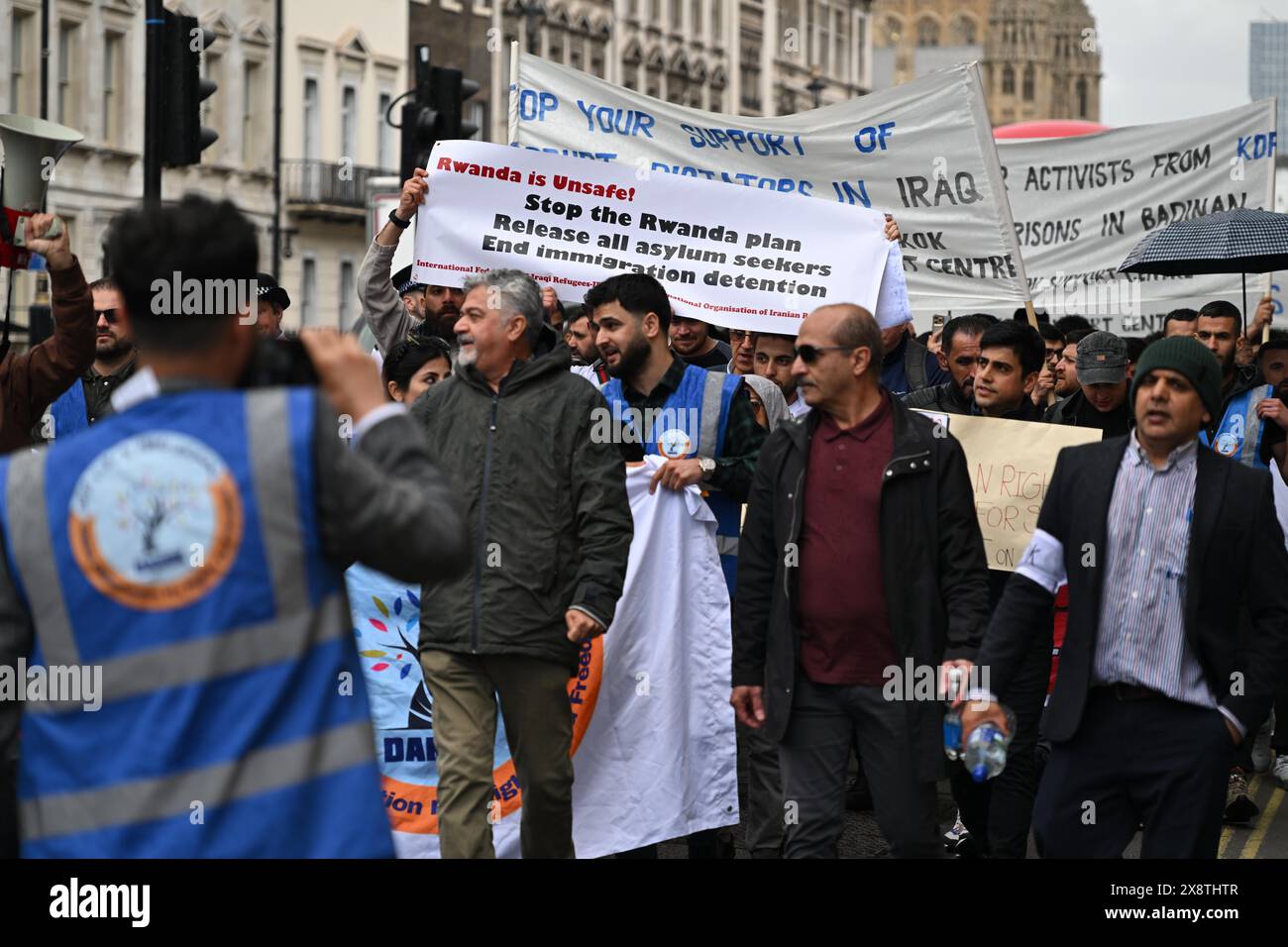 Londra, Inghilterra, Regno Unito. 27 maggio 2024. Una protesta organizzata dal Dakok Support Centre e dalla Federazione internazionale dei rifugiati iracheni si svolge a Londra sul disegno di legge del governo britannico del Ruanda. I manifestanti affermano che la ricerca di rifugiati è un diritto umano e che sono preoccupati per l'invio di rifugiati iracheni in Ruanda. Crediti: ZUMA Press, Inc./Alamy Live News Foto Stock