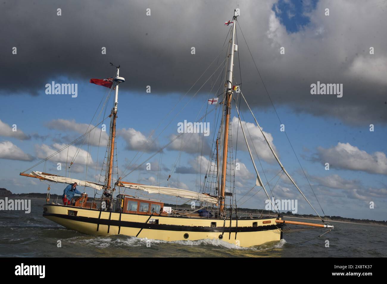 La nostra piccola nave Lizzie Dunkirk lascia Ostenda e passa per le spiagge e la Mole a Dunkerque 84 anni dopo. Foto Stock