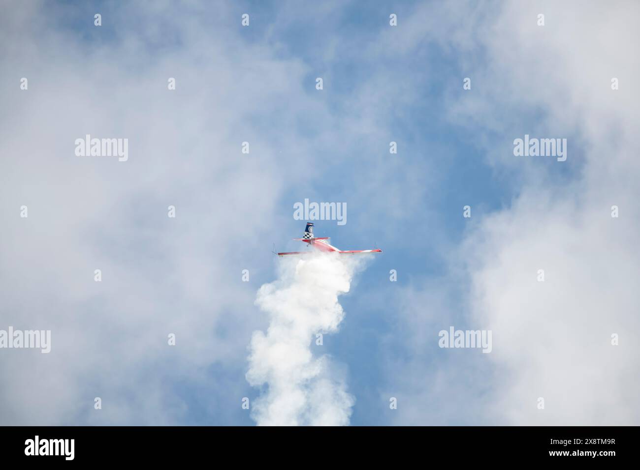 GAP Tallard Airshow, Francia, 26 maggio 2024. Aereo dell'aeronautica e della Space Force francese che fa aerobatica nel cielo Foto Stock