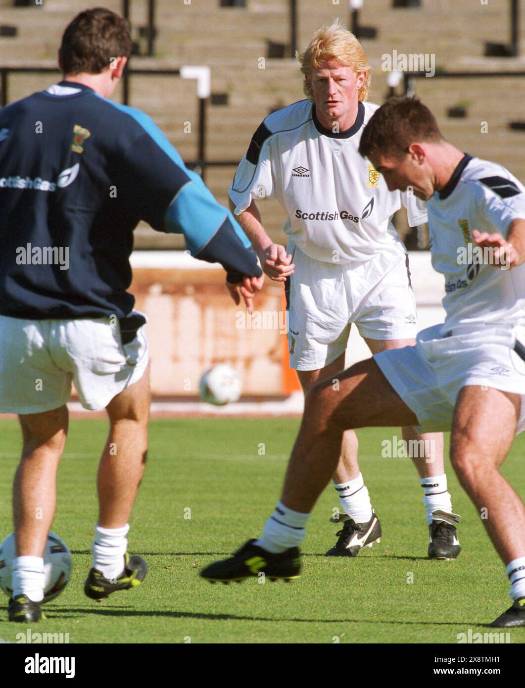 Colin Hendry, centro, e Paul Ritchie in azione come la squadra scozzese si allena oggi ad Ayr (lunedì 4/10/99) in vista della partita contro la Bosnia di martedì. Foto Stock