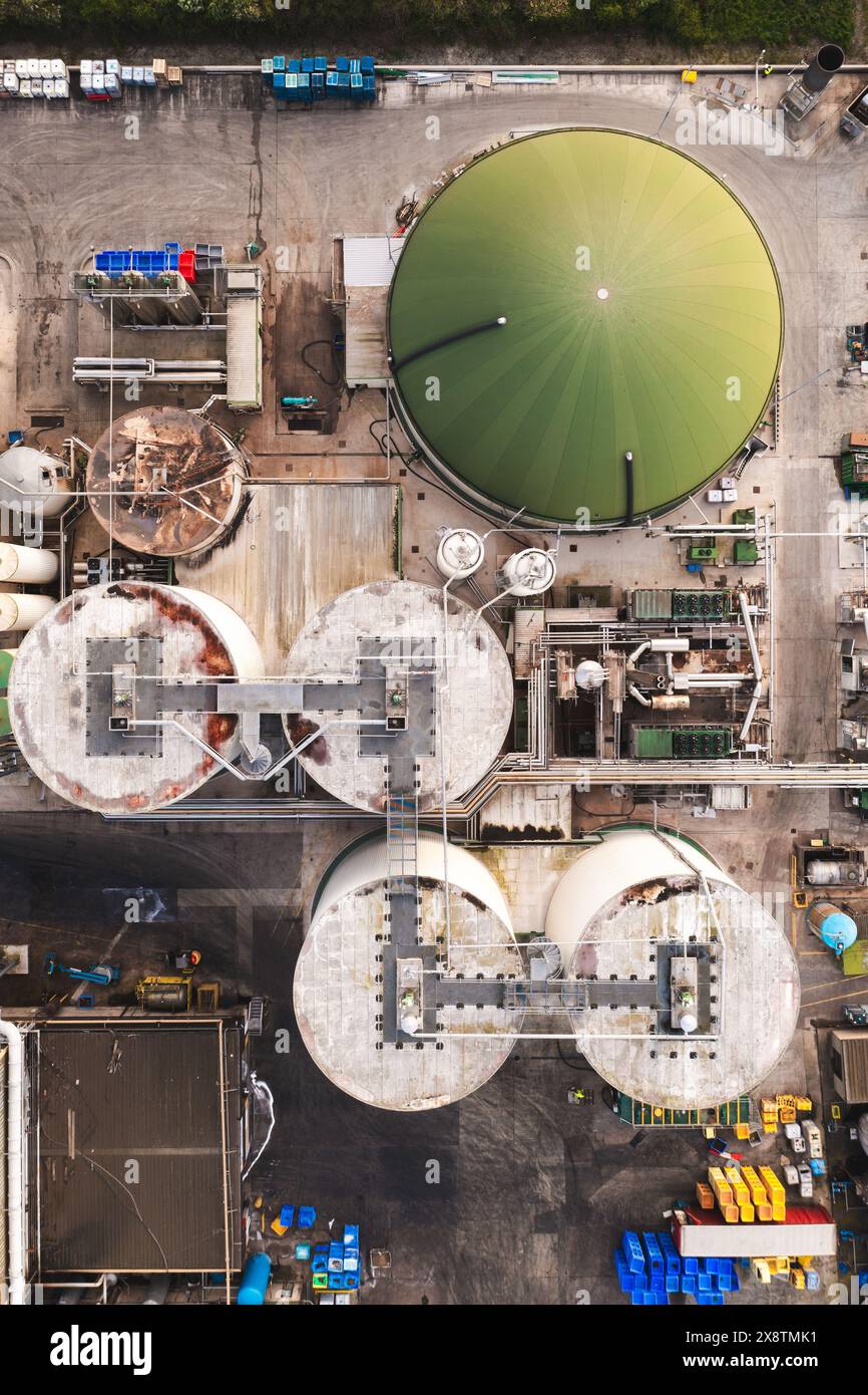 Vista aerea direttamente sopra serbatoi di stoccaggio ndustriali o silos in un impianto chimico o alimentare con spazio di copia e orientamento verticale Foto Stock