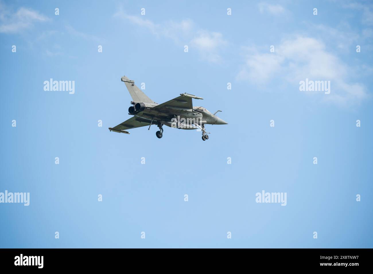 GAP Tallard Airshow, Francia, 26 maggio 2024. L'Aeronautica militare francese con Rafale Marine che fa aerobatica nel cielo Foto Stock