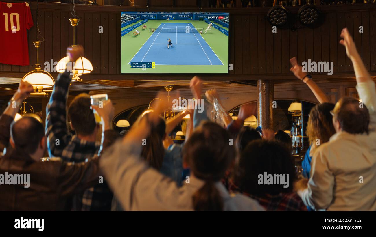 Gruppo di appassionati di tennis che guardano una trasmissione internazionale dal vivo in un bar dello sport in TV. People Cheering, Supporting Your Player. La folla diventa entusiasta quando l'atleta segna un gol e vince il campionato Foto Stock