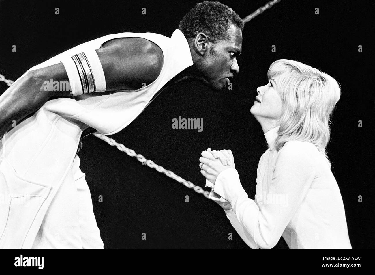 Rudolph Walker (Otello), Judy Geeson (Desdemona) in OTELLO di Shakespeare all'Open Space Theatre, Londra W1 08/06/1972 design: Robin Don adattato e diretto da Charles Marowitz Foto Stock