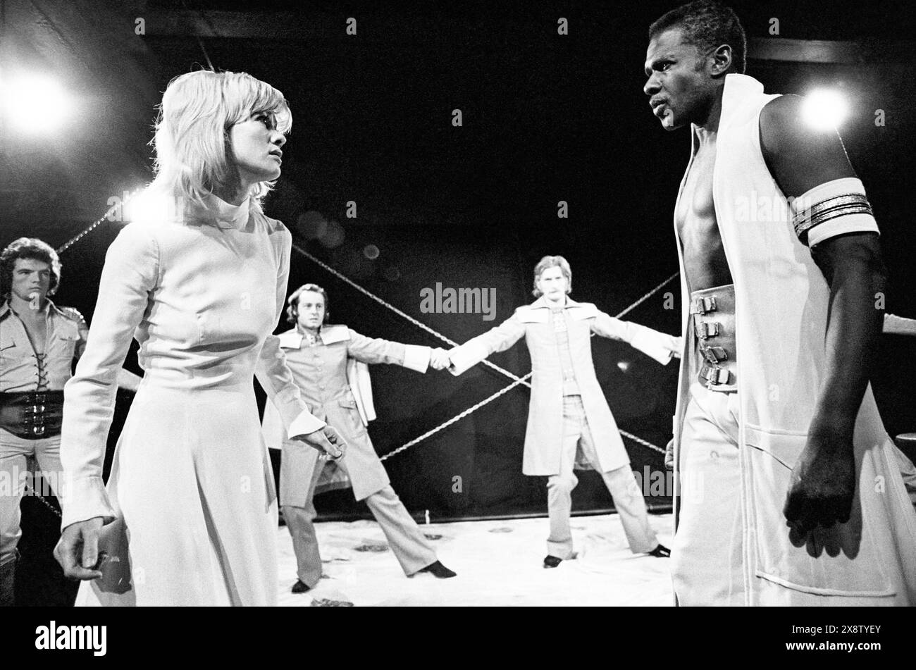 Posteriore sinistra: David Schofield davanti: Judy Geeson (Desdemona) destra: Rudolph Walker (Otello) in OTELLO di Shakespeare all'Open Space Theatre, Londra W1 08/06/1972 design: Robin Don adattato e diretto da Charles Marowitz Foto Stock Posteriore sinistra: David Schofield davanti: Judy Geeson (Desdemona) destra: Rudolph Walker (Otello) in OTELLO di Shakespeare all'Open Space Theatre, Londra W1 08/06/1972 design: Robin Don adattato e diretto da Charles Marowitz Foto Stock