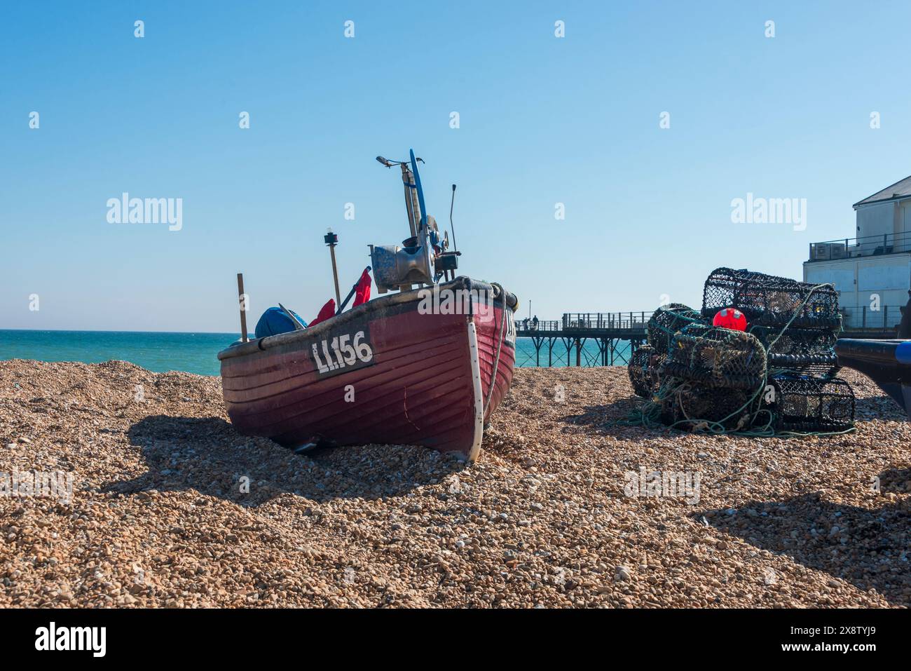 Barca da pesca su una spiaggia di ciottoli con aragosta. Bognor Regis, Sussex, Regno Unito Foto Stock