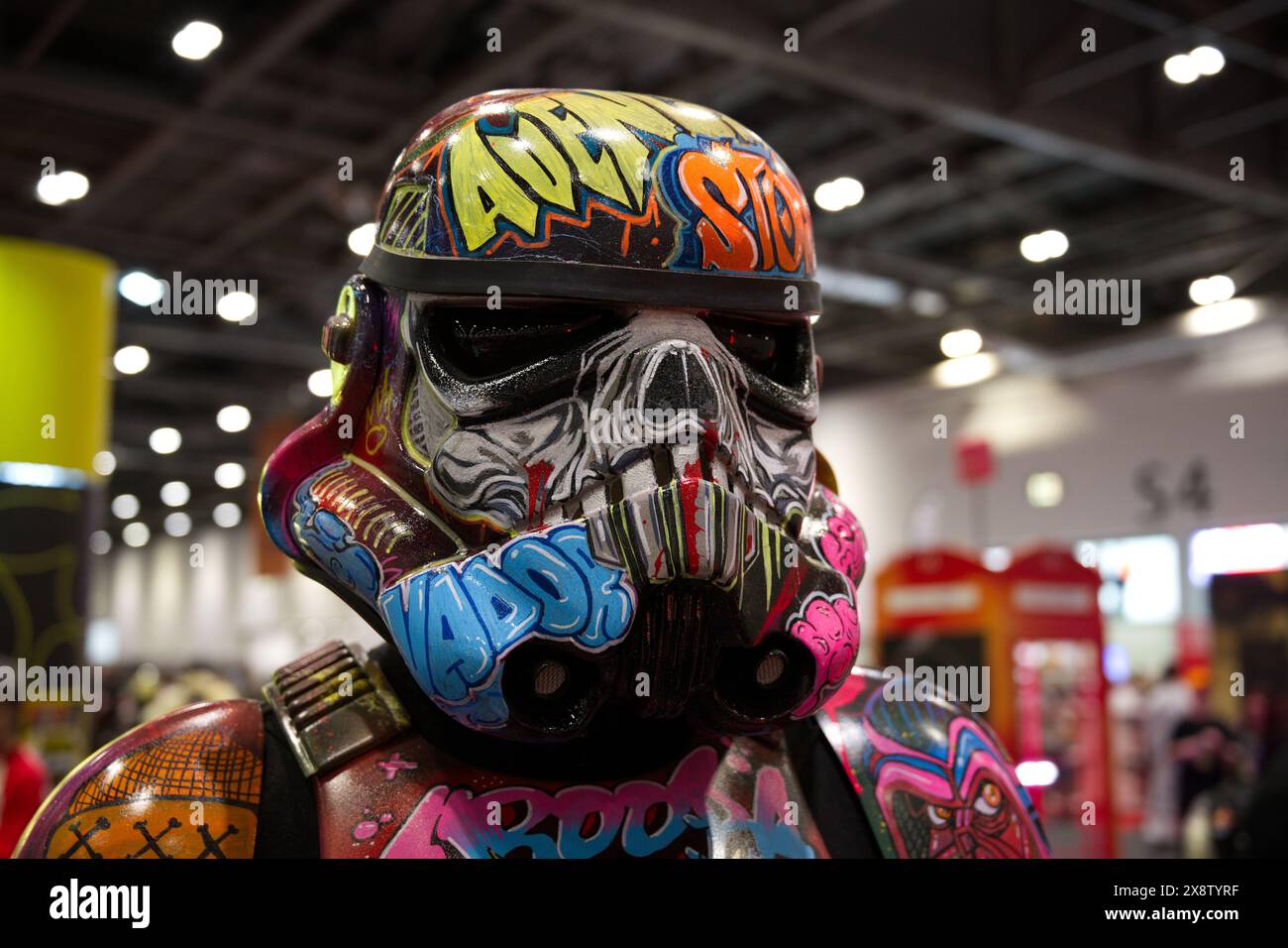 Una uniforme da stormtrooper decorata con graffiti al Comic con London Foto Stock