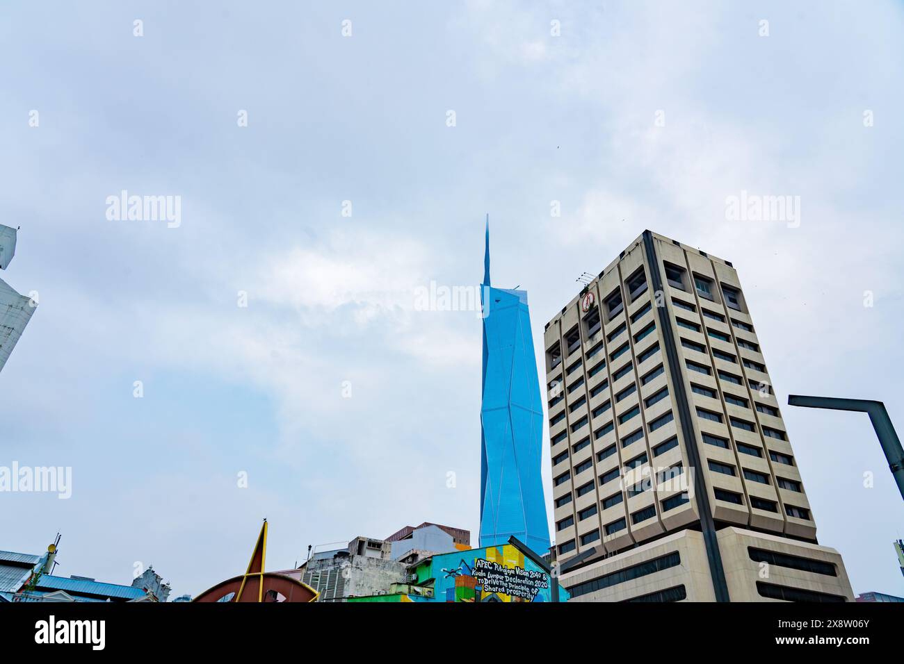 Kuala Lumpur, Malesia - 12 ottobre 2024: Grattacieli alti e edificio di Kuala Lumpur catturati dall'esterno della fontana di Suryia del KLCC a Petron Foto Stock